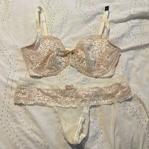 Beautiful lacy VS bra 32DD and matching S thong, never worn